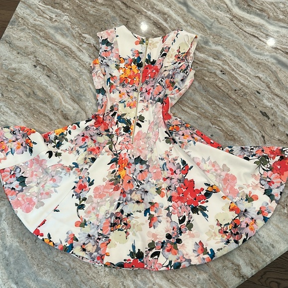 Just Taylor Floral Dress - Picture 4 of 11